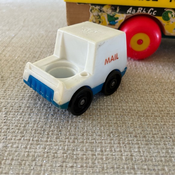 Vintage Fisher Price School bus and other pieces - Picture 4 of 10